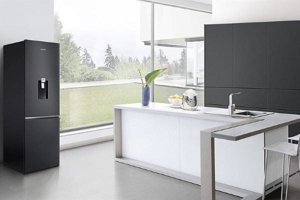 Đặt tủ lạnh ở nơi nhiệt độ cao khiến thiết bị báo lỗi nhấp nháy đèn