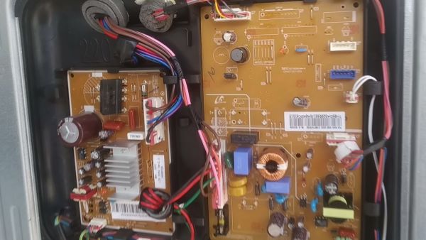 Sự cố lỗi nháy đèn tủ lạnh Samsung phát sinh trong bo mạch