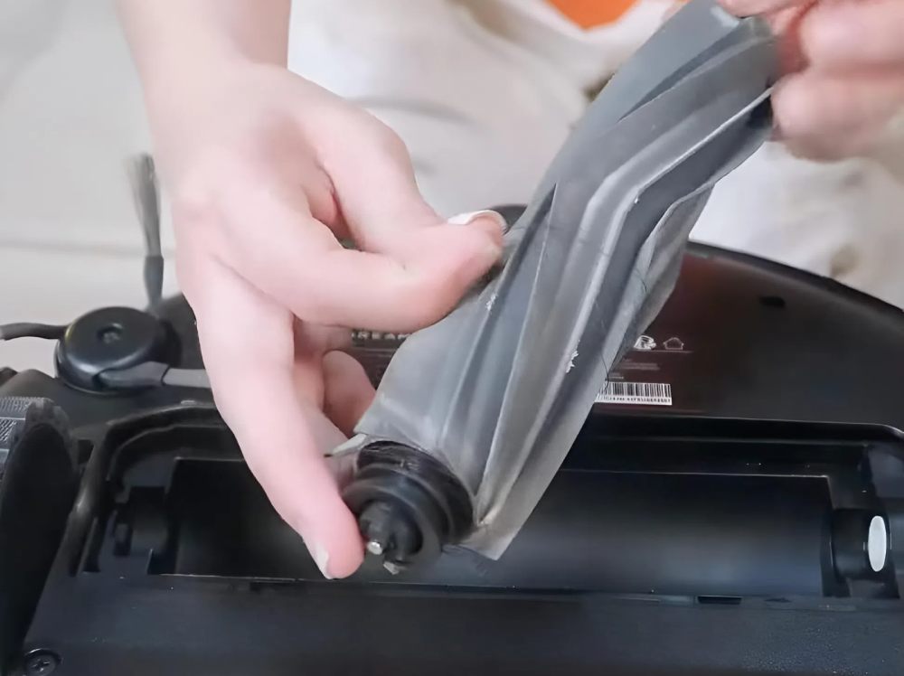 vệ sinh chổi chính của Robot hút bụi Roborock