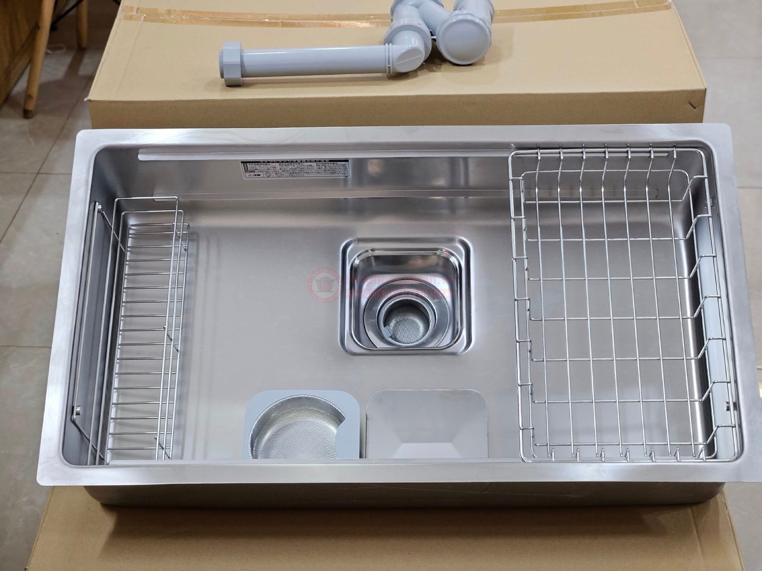 Chậu rửa bát 1 hố kiểu Nhật gọn gàng phù hợp với không gian bếp nhỏ hiện đại.