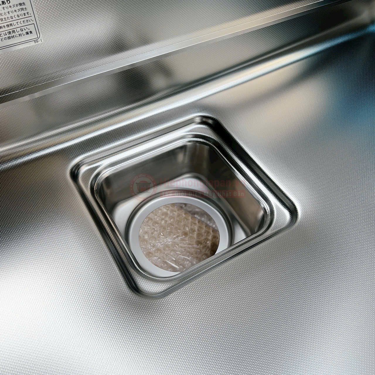 Bề mặt inox hairline chống xước trên chậu rửa bát kiểu Nhật mang phong cách tối giản.