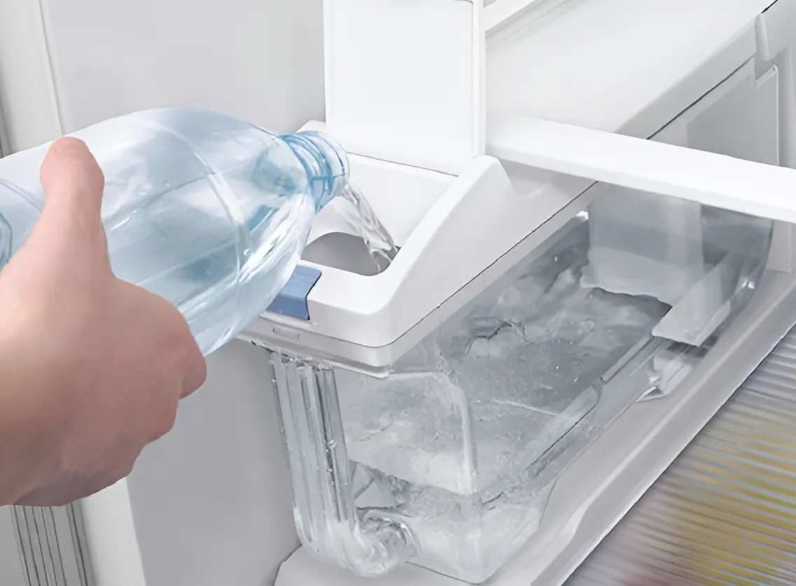 do them nuoc vao khay lam da