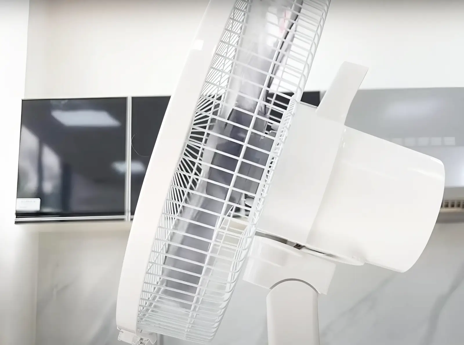 goc quay rong cua quat dien Hitachi HEF-AL300F