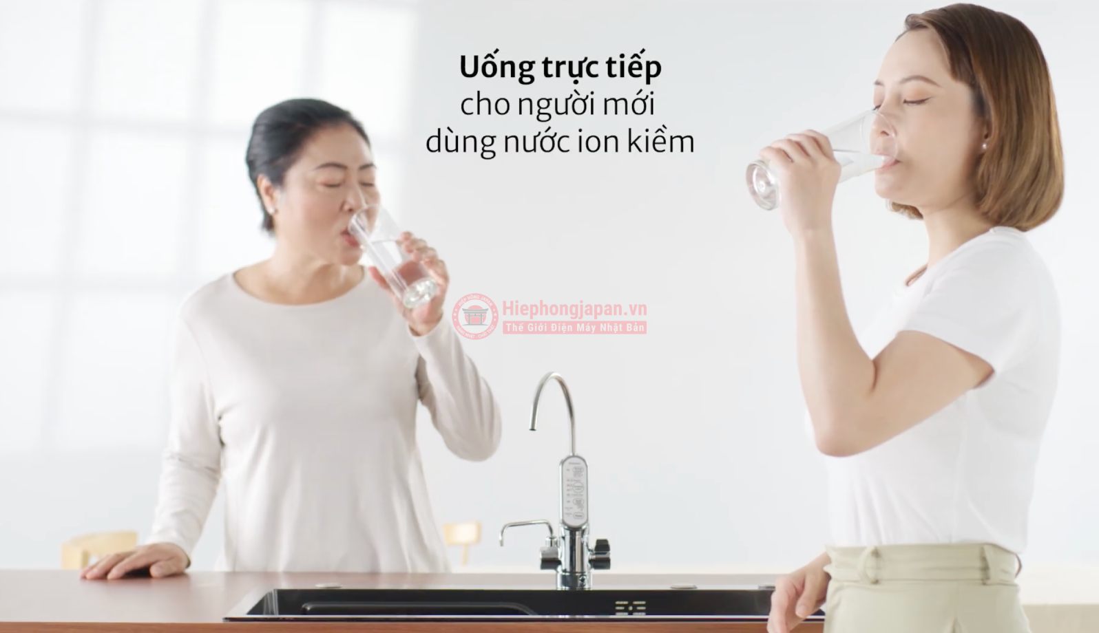 uống trực tiếp nước Ion kiềm từ máy lọc nước Mitsubishi Cleansui EU301