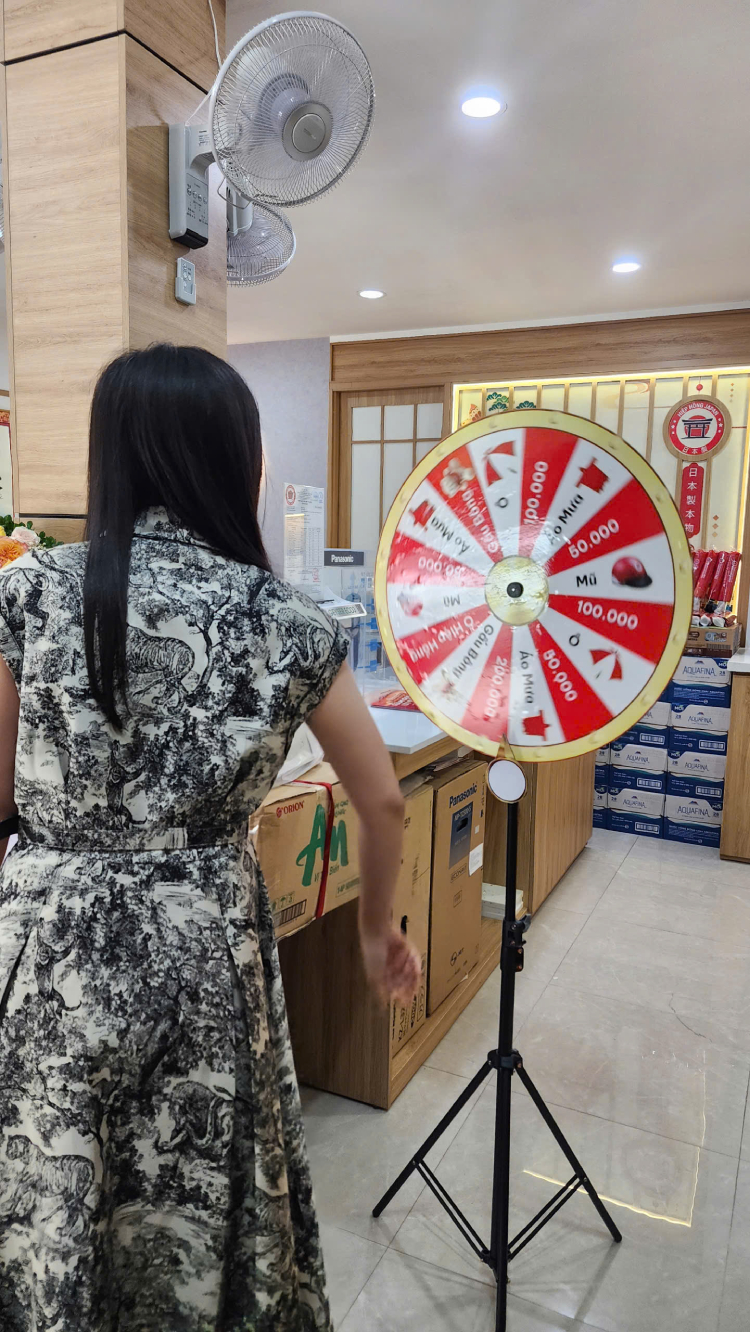 boc tham trung thuong tai buoi khai truong showroom mơi