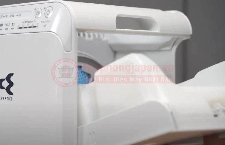 lap binh chua nuoc sau khi da ve sinh may loc khong khi daikin