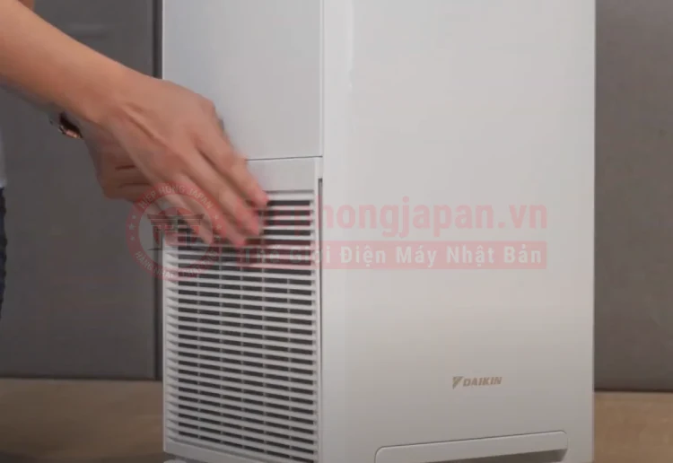 lap rap cac tam luoi loc cua may loc khong khi daikin