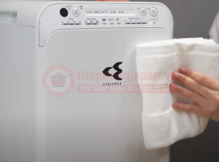 lau nhe be mat may loc khong khi daikin