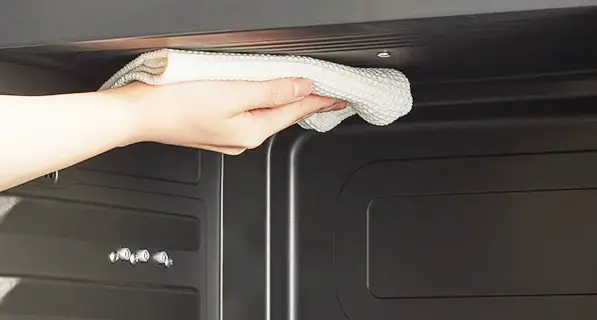 lo vi song Hitachi MRO-S8A de dang ve sinh