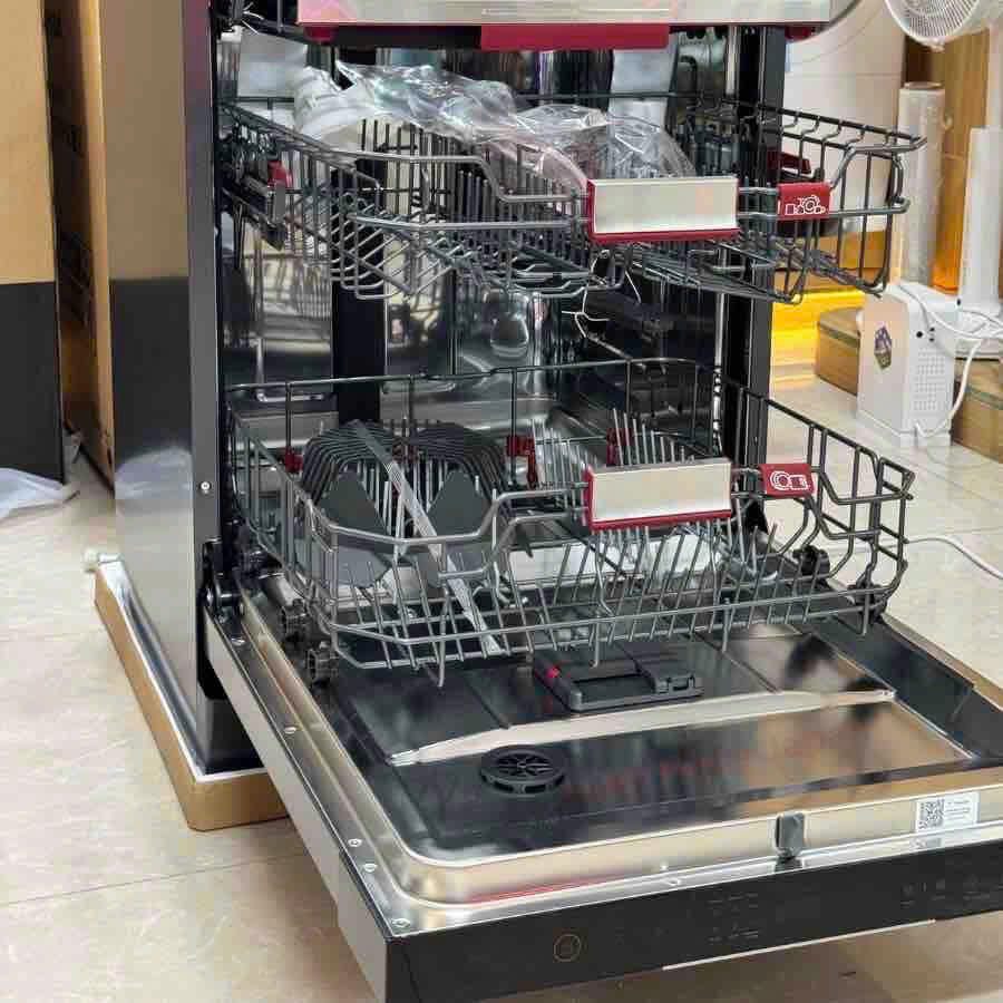 Khoang rửa 3 khay, sắp xếp linh hoạt Bên trong Toshiba DW-15F7(G)-VN