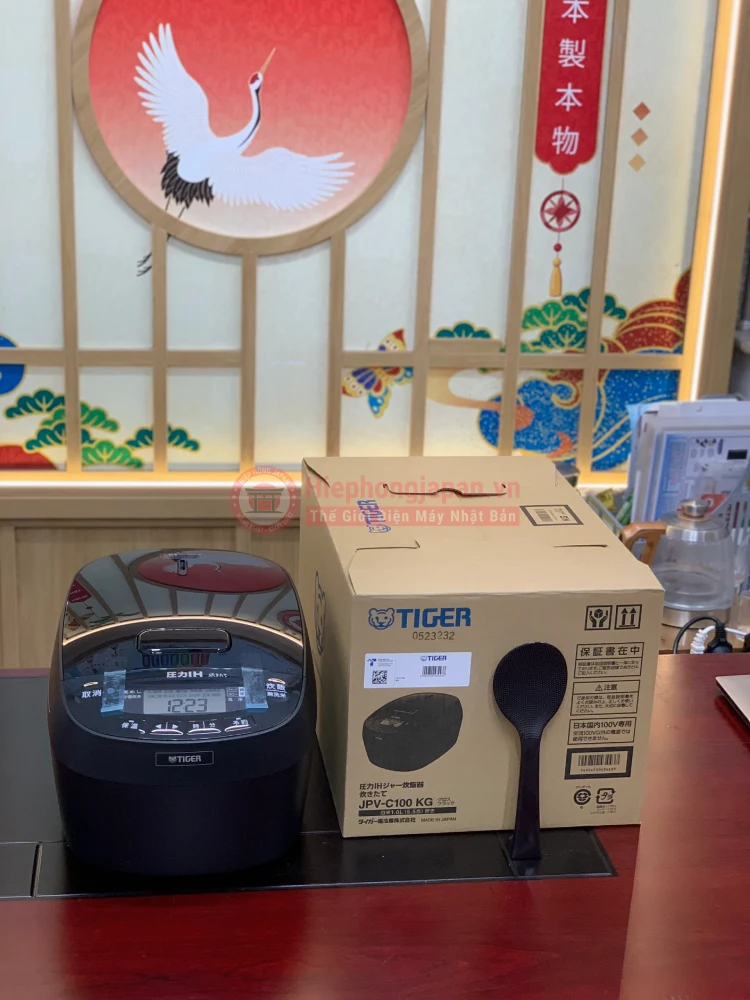 noi com dien Tiger JPV-C180-KG tai hiep hong japan