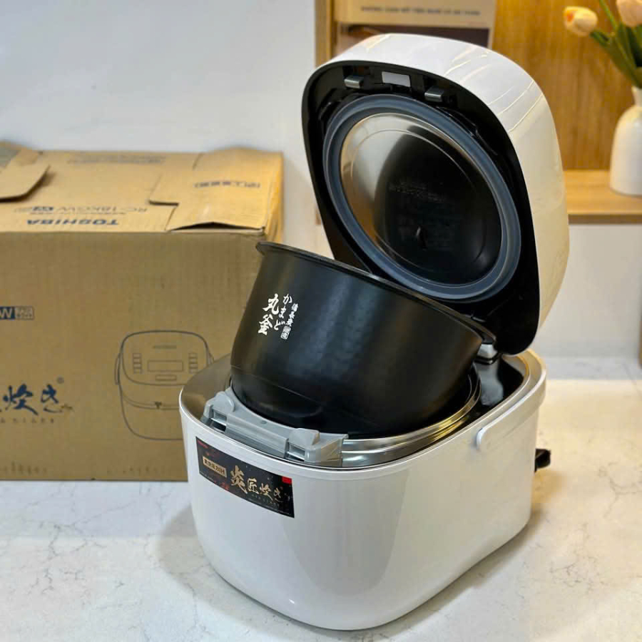Nồi cơm điện Toshiba RC-10HGW thiết kế sang trọng phiên bản màu trắng