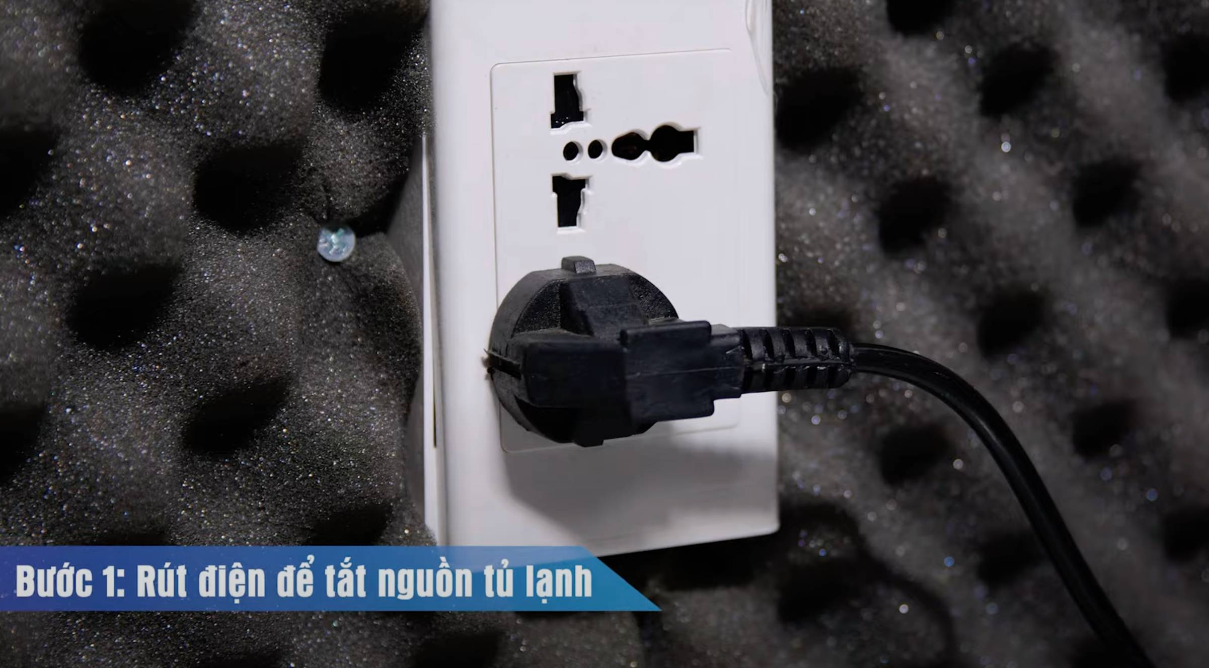 rut nguon dien truoc khi ve sinh tu lanh