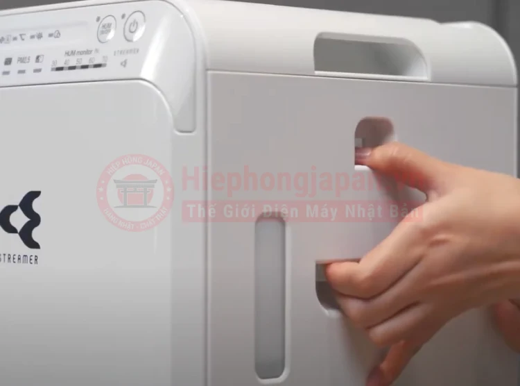 thao binh chua nuoc may loc khong khi daikin