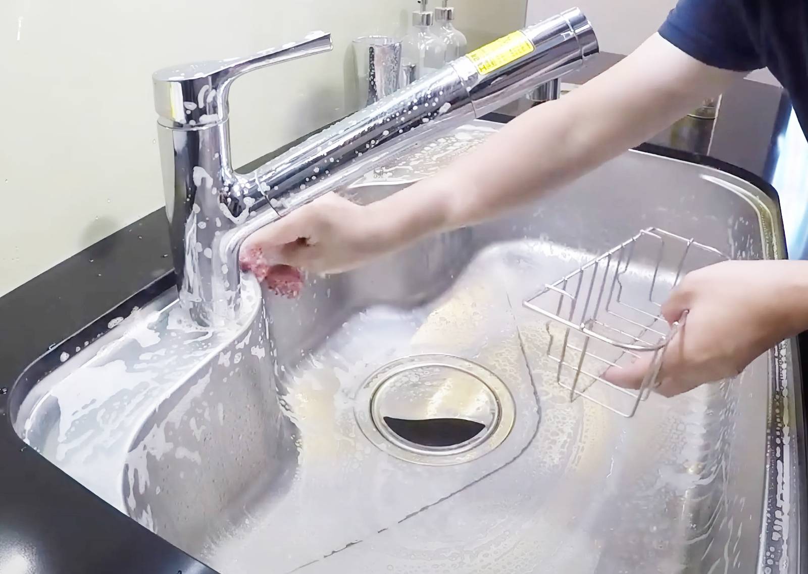 ve sinh va bao duong chau rua bat thep khong ri