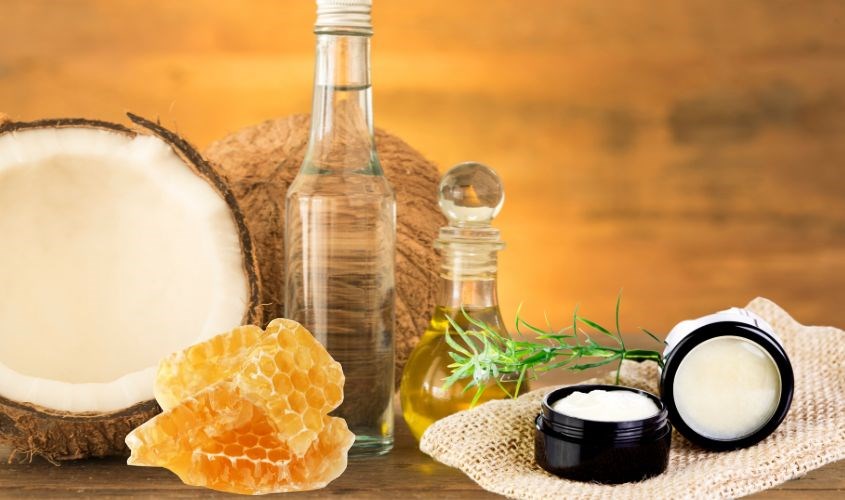 Những nguyên liệu đơn giản như dầu dừa, bơ lạc, mật ong và tinh dầu thiên nhiên có thể tạo nên một loại kem dưỡng da tuyệt vời.