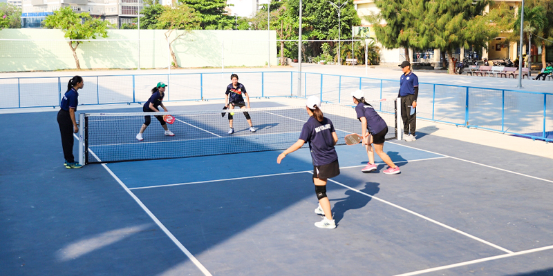 Khám phá sự khác biệt giữa sân pickleball trong nhà và ngoài trời