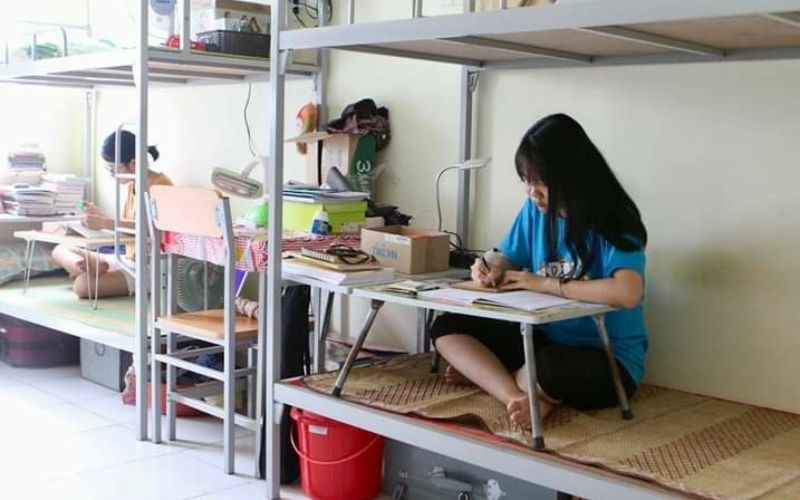 Sinh viên năm nhất nên chọn ở ký túc xá để tiết kiệm