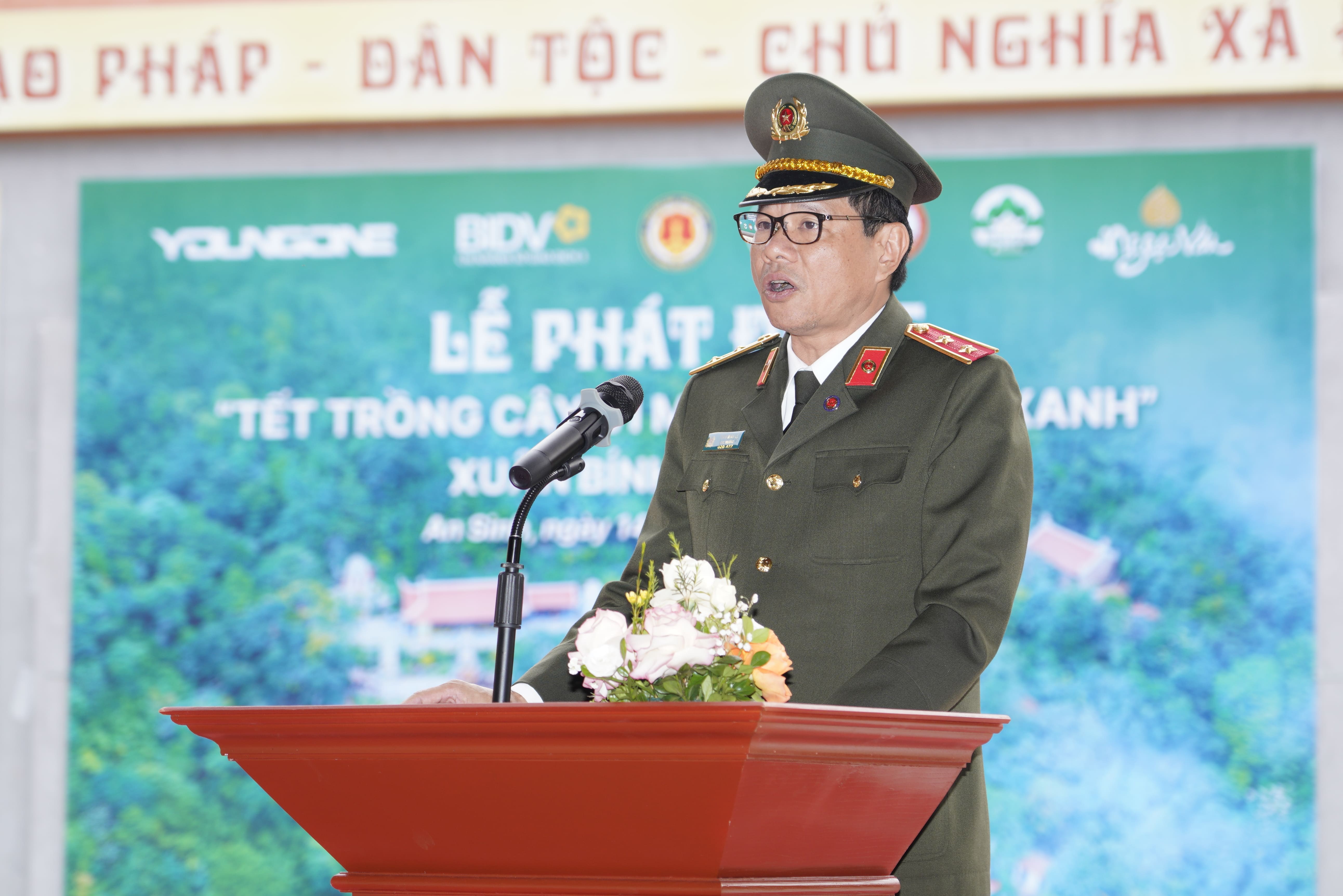 Trung tướng Trần Minh Lệ - Cục trưởng Cục Đào tạo (Bộ Công an) phát biểu khai mạc, nhấn mạnh trách nhiệm của lực lượng Công an nhân dân trong việc bảo vệ môi trường sinh thái