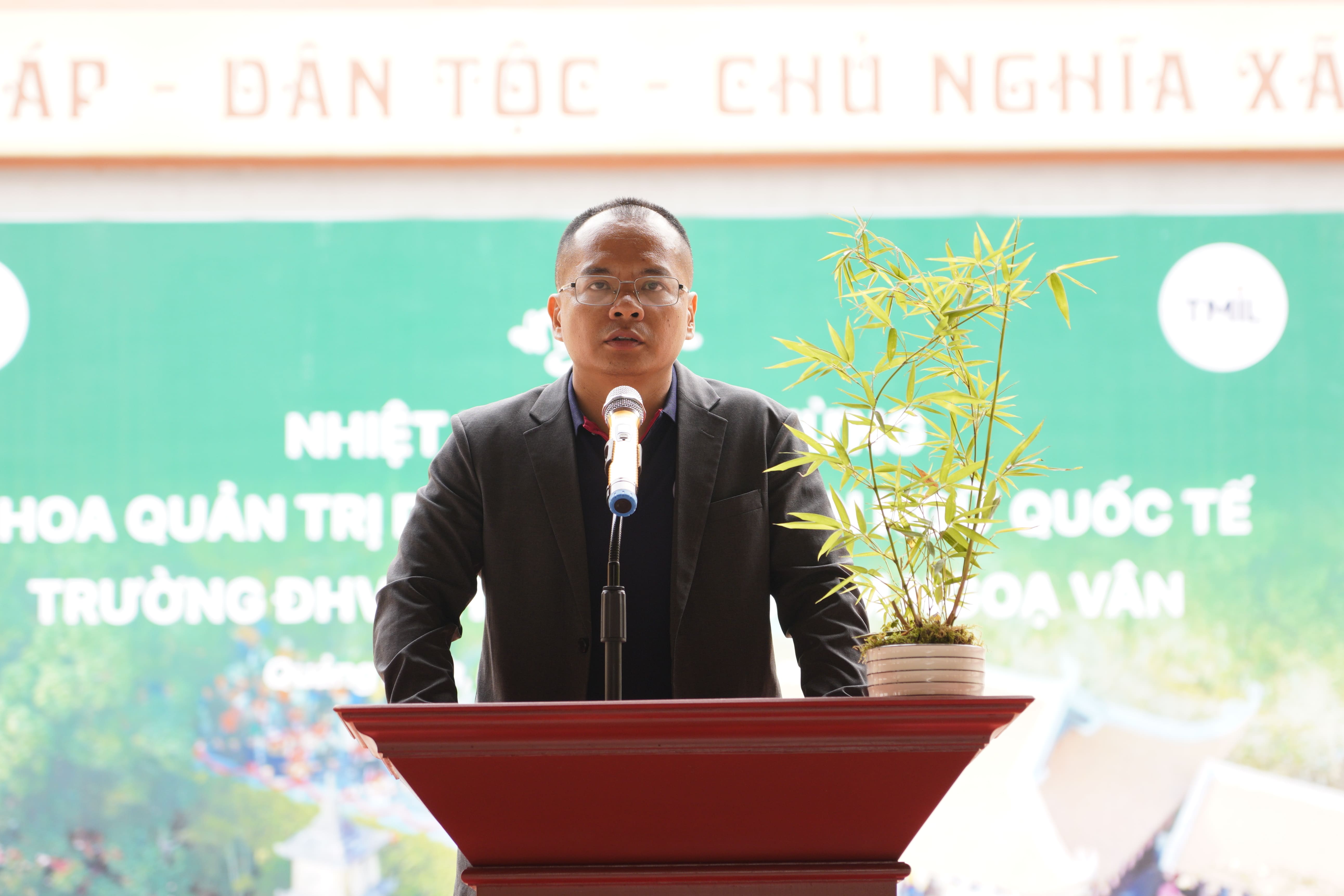 Tiến sĩ Lê Tuấn Anh lên phát biểu khởi động hành trình về thăm Ngọa Vân