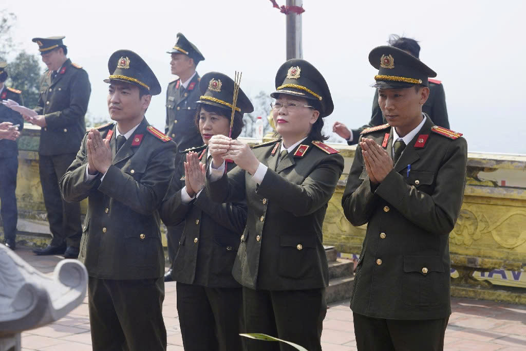 Đoàn đại biểu thành kính dâng hương lễ Phật tại Am chùa Ngọa Vân, bày tỏ lòng tri ân sâu sắc đối với Phật hoàng Trần Nhân Tông và các bậc tiền nhân