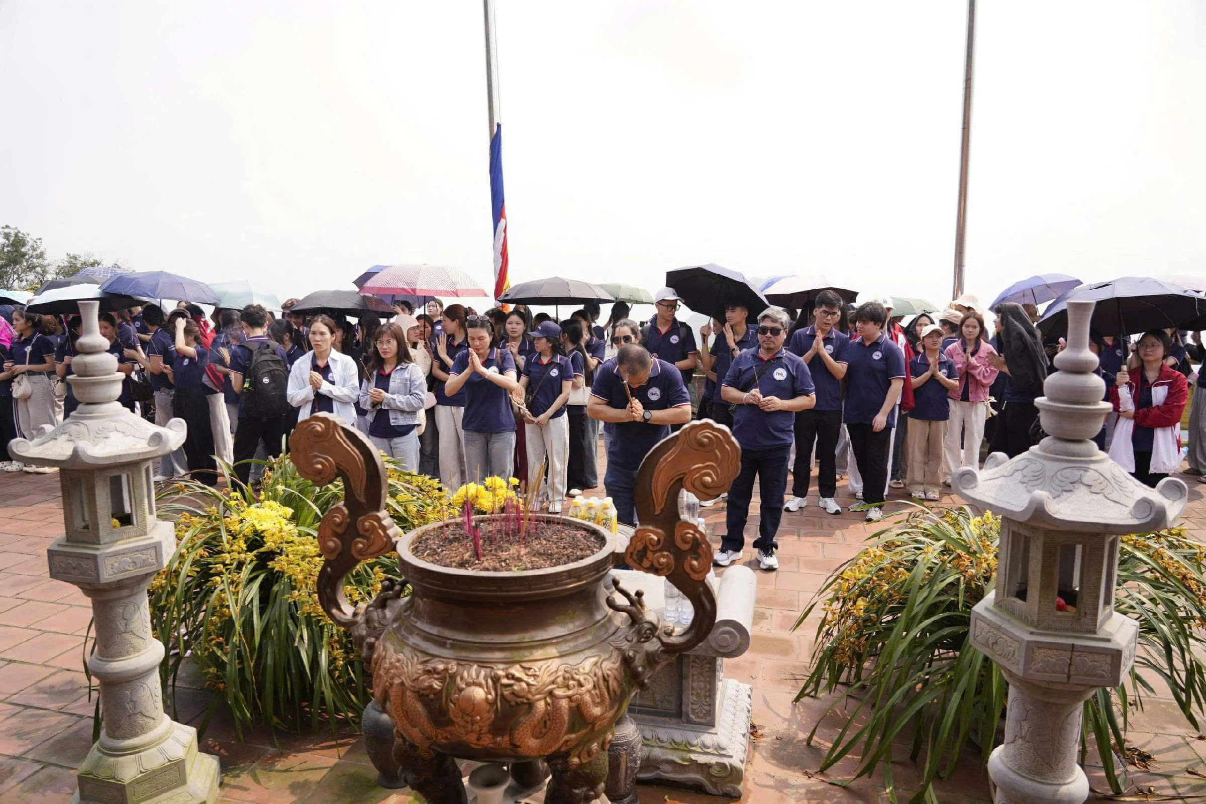 Thầy Cô và sinh viên trang nghiêm dâng hương lễ Phật tại Am chùa Ngọa Vân