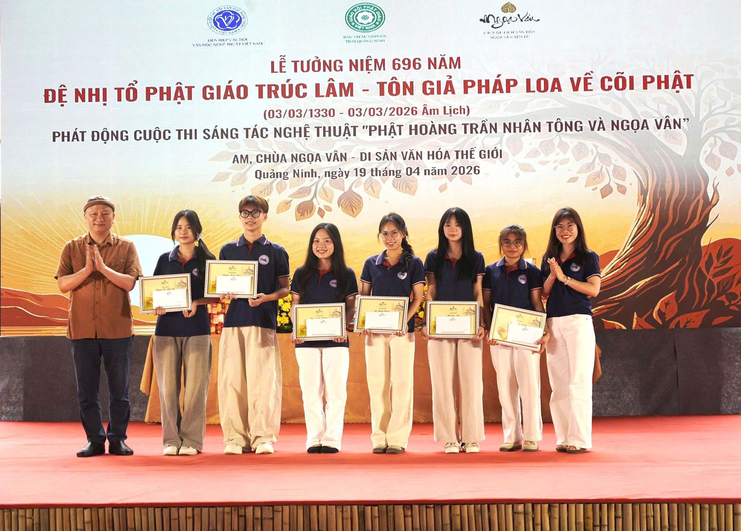Niềm vui của các bạn sinh viên khi nhận giải thưởng từ Ban tổ chức tại sân khấu Ngọa Vân
