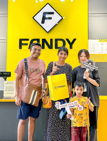 Gia đình khách du lịch người Ấn Độ rất hài lòng và ủng hộ Fandy Kids