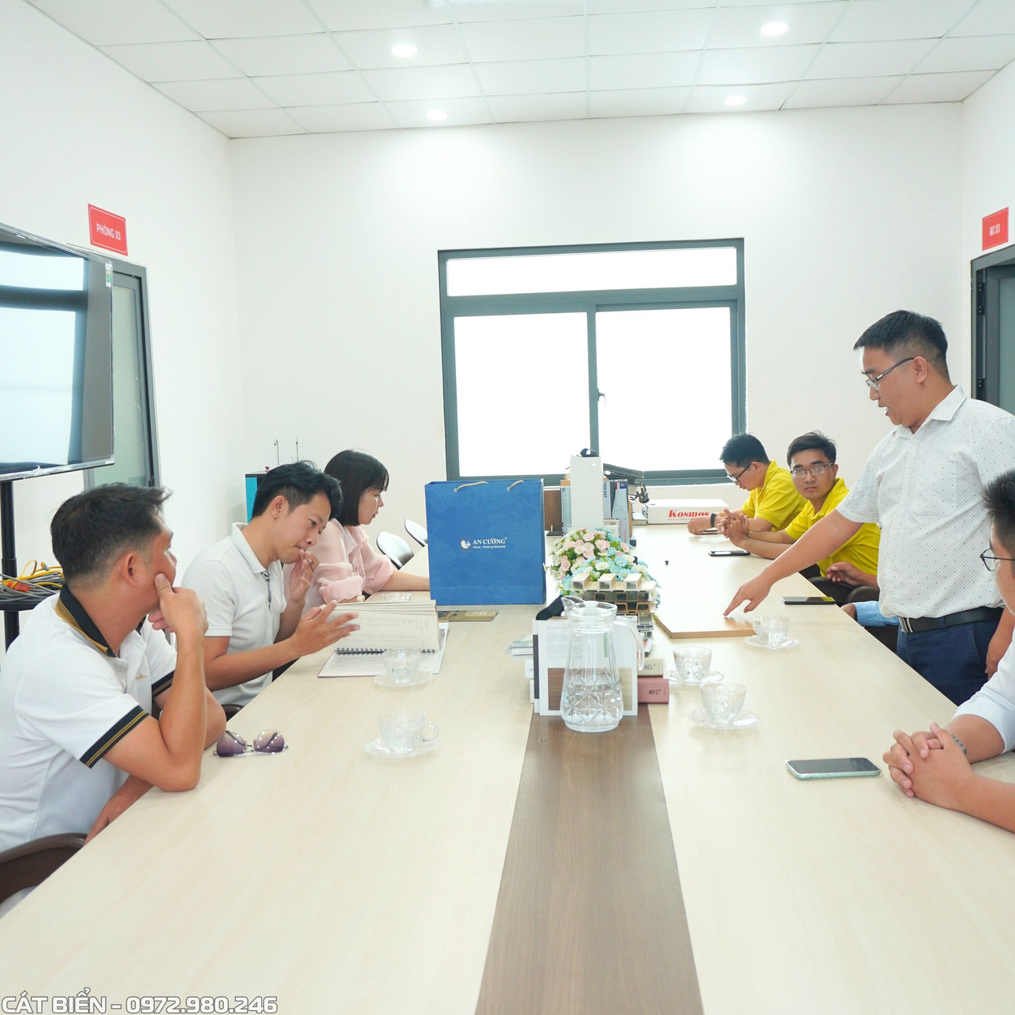 buổi ghé thăm và làm việc của an cường tại xưởng sản xuất nội thất lớn nhất kiên giang của cát biển