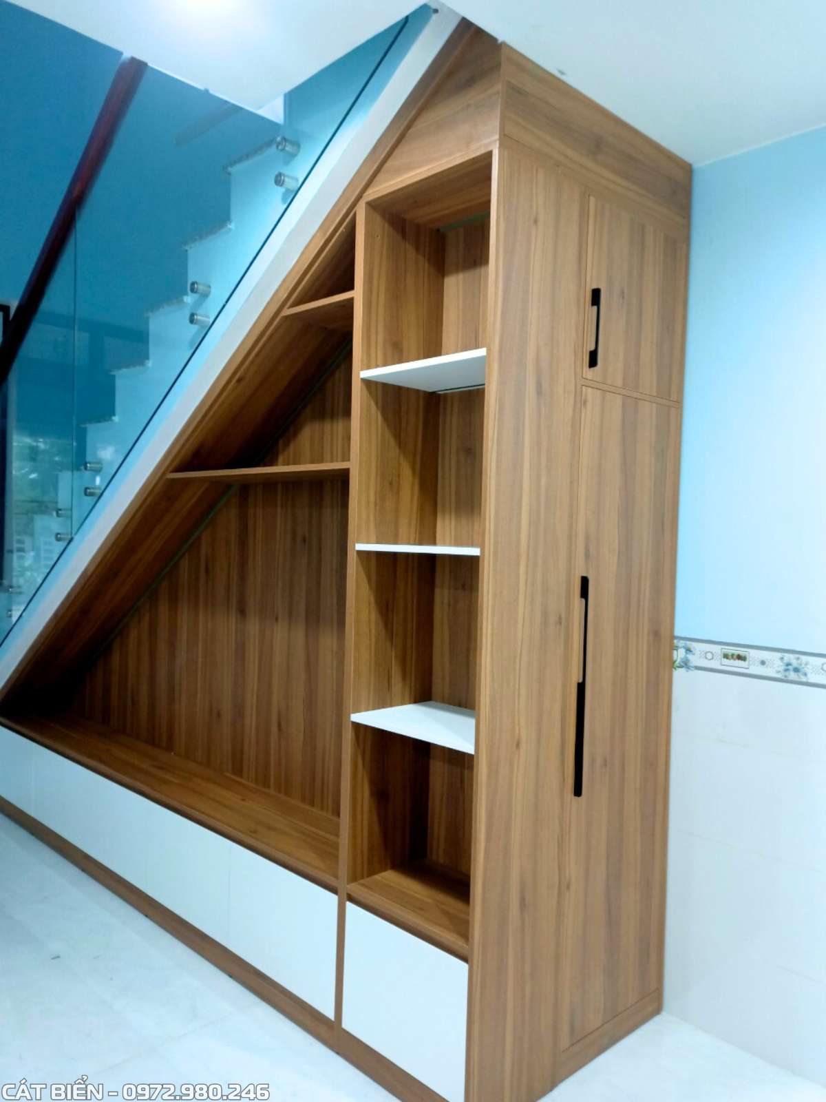 xưởng thiết kế sản xuất lắp ráp thi công tủ cầu thang kệ tivi tắc cậu kiên giang