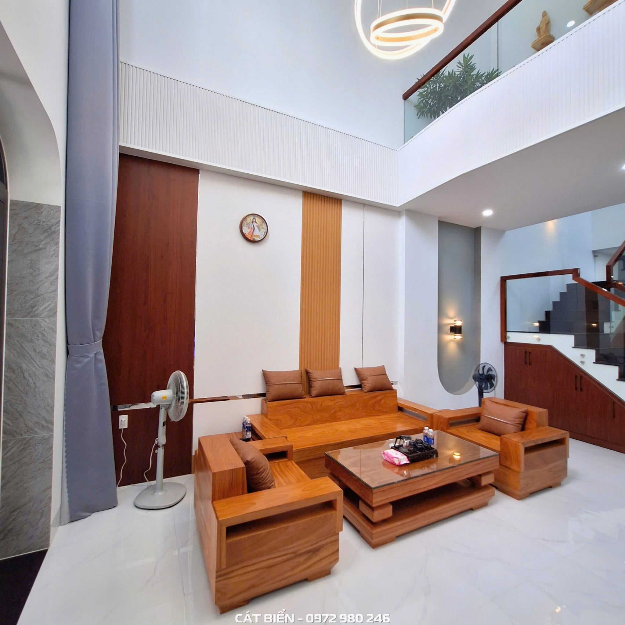 xưởng thiết kế sản xuất thi công lắp đặt vách trang trí, tủ rượu, tủ trang trí pvc vân đá, tủ cầu thang, lam sóng rạch giá kiên giang