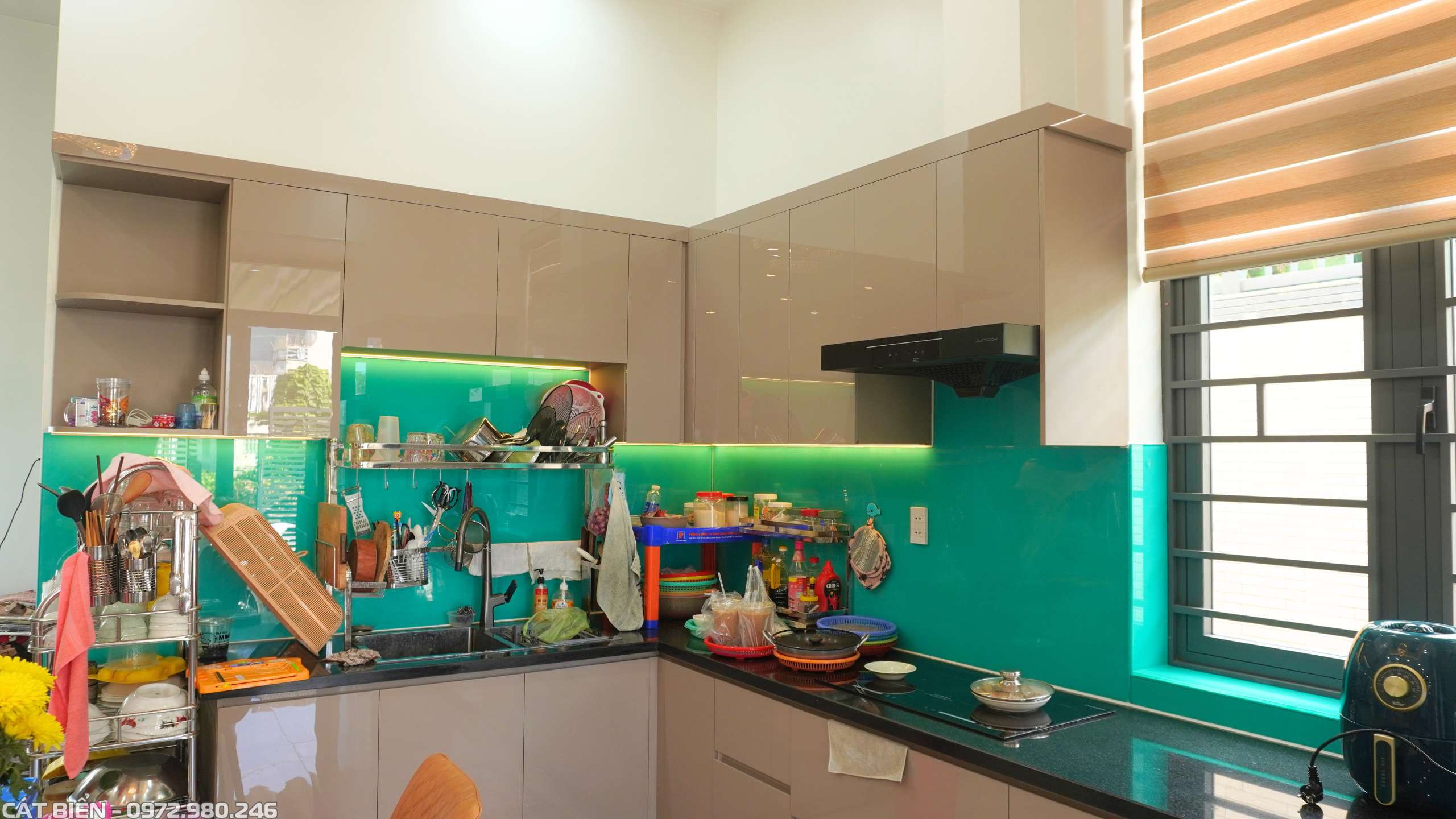 xưởng sản xuất thiết kế và thi công vách trang trí, kệ tivi, tủ rượu, tủ cầu thang, tủ bếp, vách phòng thờ rạch giá kiên giang