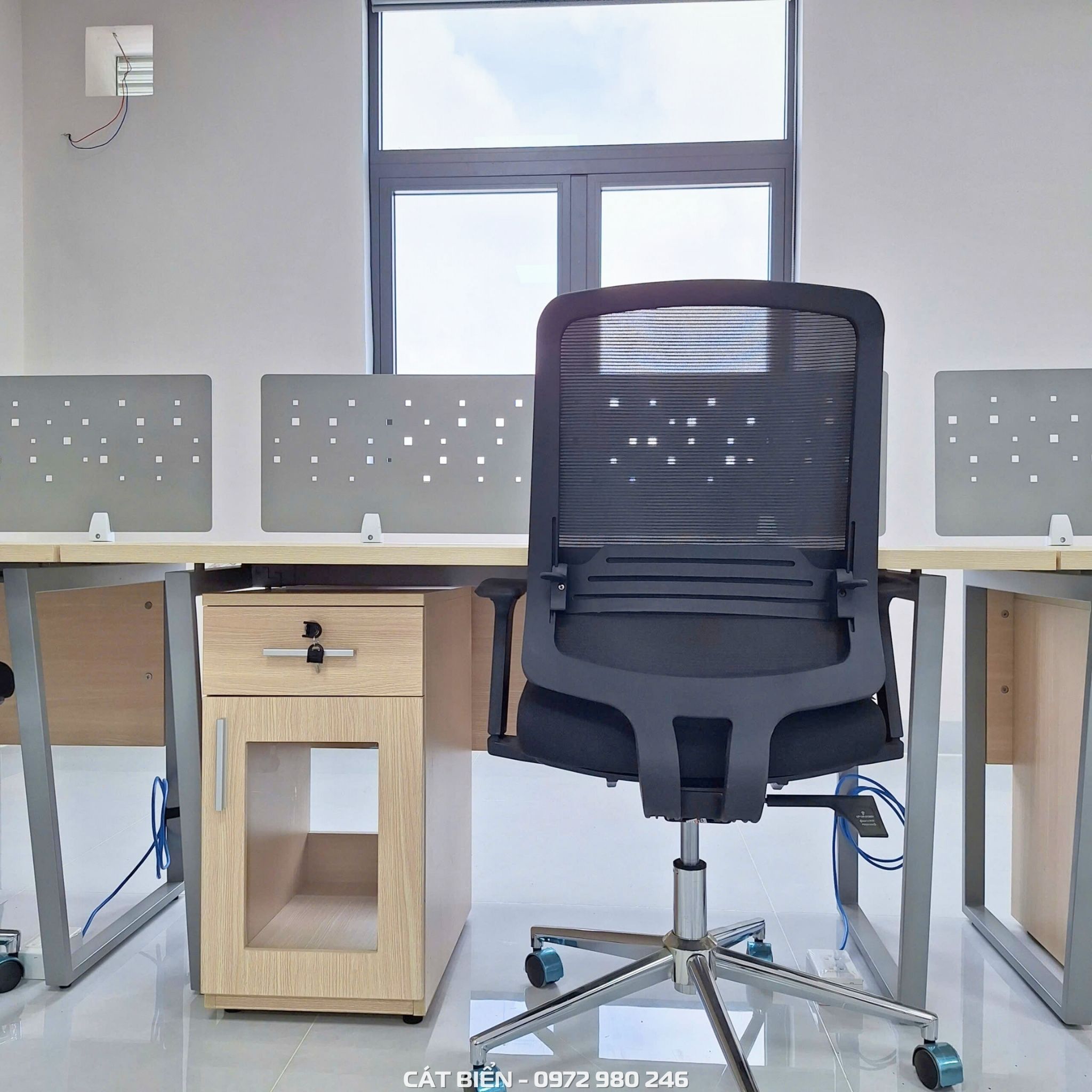 xưởng thiết kế sản xuất thi công lắp đặt bục phát biểu, tủ hồ sơ, bàn làm việc giồng riềng kiên giang