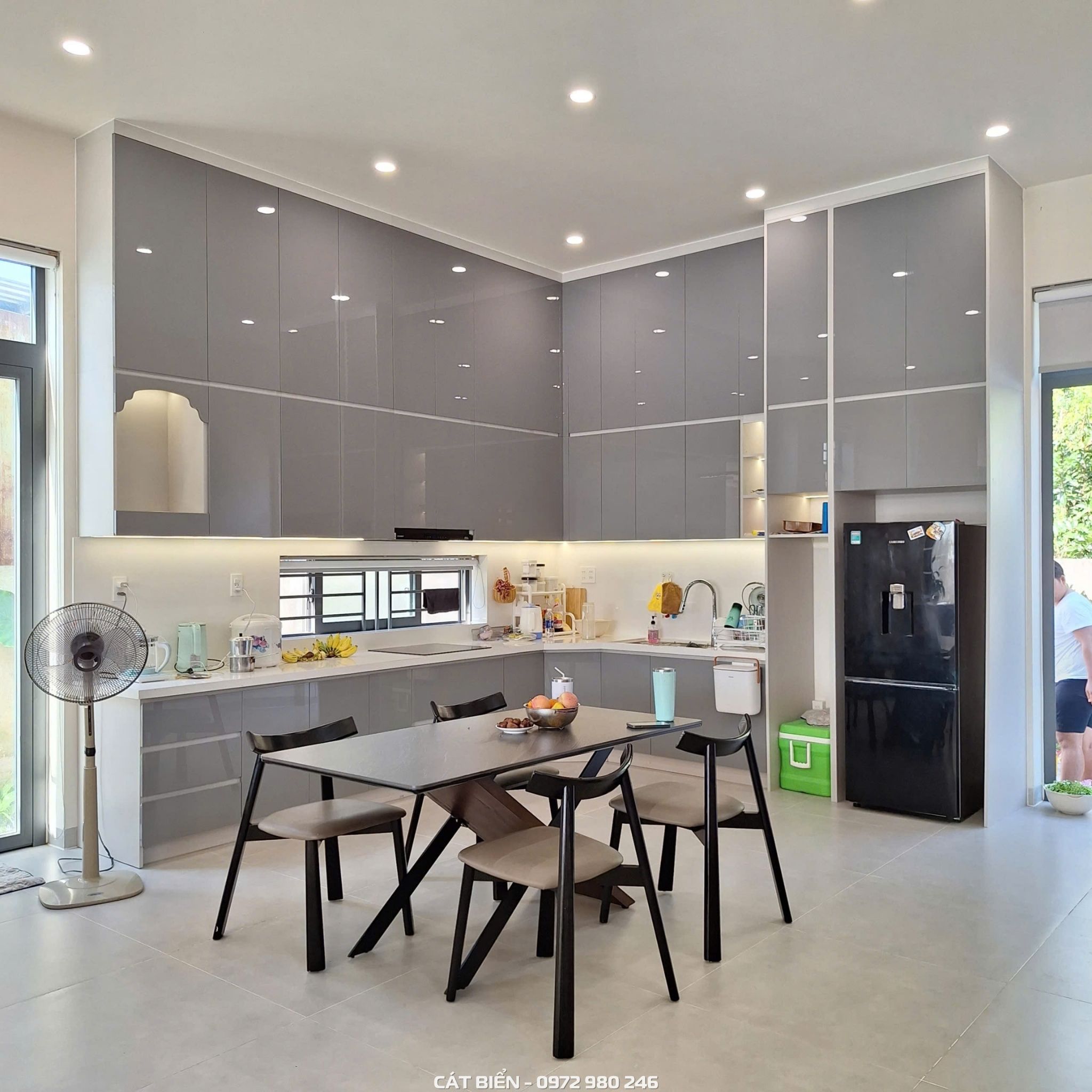 xưởng thiết kế sản xuất thi công lắp đặt Công trình nội thất phòng bếp tại Hòn Đất - Kiên Giang được thi công với rất nhiều hạng mục và sản phẩm khác nhau như tủ bếp, kệ sách, bàn đảo, phụ kiện bếp thông minh, kệ giá đĩa xoong nồi hòn đất kiên giang