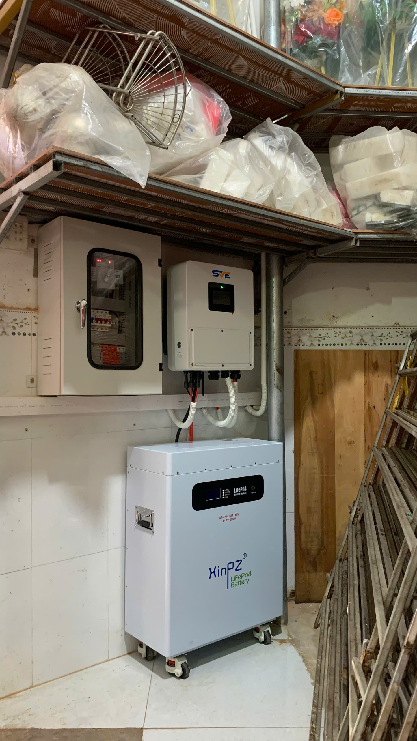 Hệ thống tủ điện Inverter Hybrid và Pin Lithium PVN thi công
