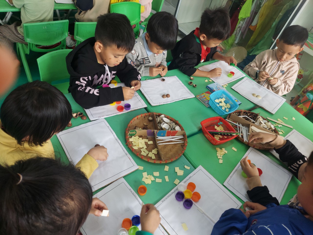 Lá 2: Tạo hình: Làm tranh bằng nguyên vật liệu mở 