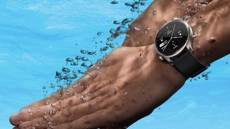 Đồng hồ còn được trang bị bộ nhớ 128Mb cùng khả năng chống nước 1 ATM