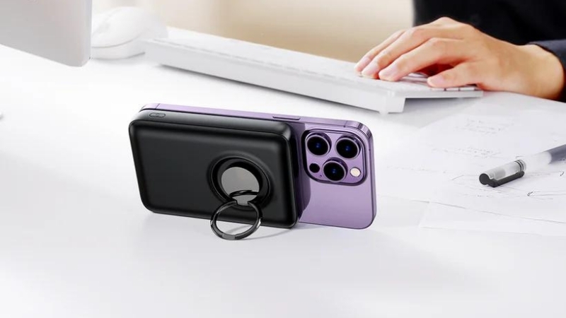 Vòng tay cầm tiện lợi có thể gập lại, biến chiếc sạc dự phòng thành giá đỡ