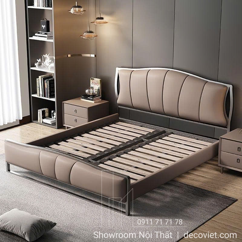 Giường được nhập khẩu với thiết kế màu nâu sang trọng, tinh tế