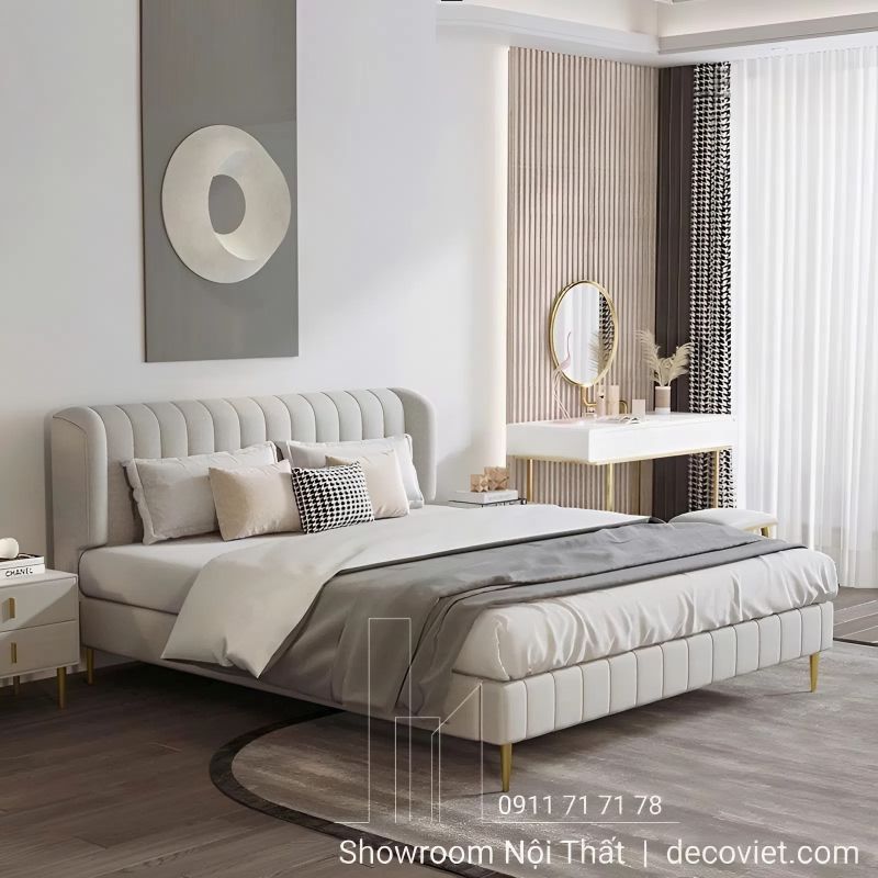 Thiết kế giường bọc da với màu trắng sang trọng, chân giường mạ vàng tinh tế