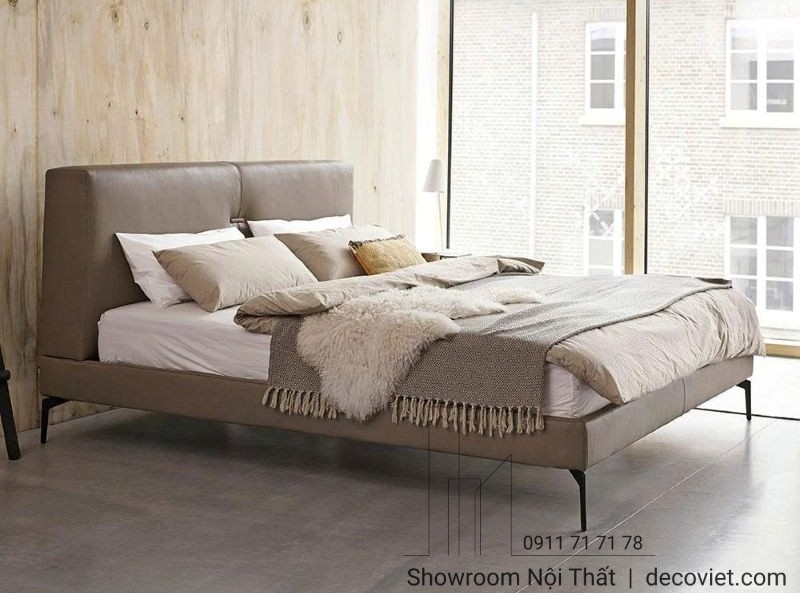 Giường ngủ tông nâu trầm, bề mặt xung quanh bọc da dễ dàng vệ sinh .
