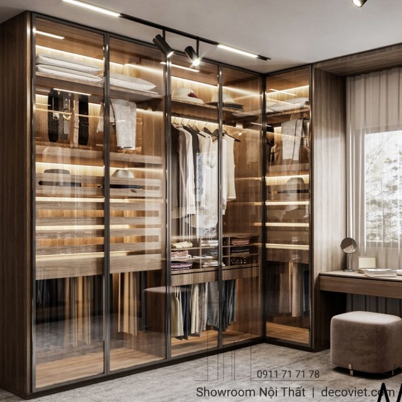 tủ quần áo kịch trần thiết kế gỗ kết hợp kính làm nổi bật căn phòng ấm áp và được tích hợp cả bàn làm việc tối ưu không gian