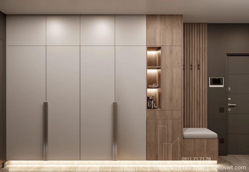 tủ quần áo kịch trần hiện đại, phối màu trắng sáng và vân gỗ tự nhiên tích hợp ghế ngồi ở lối vào.