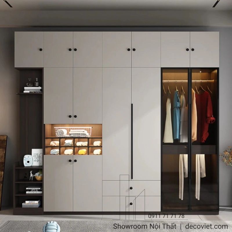 Tủ đựng áo quần kết hợp khoang cánh đóng màu be, kệ mở trưng bày và khoang kính màu tối có đèn LED sang trọng.