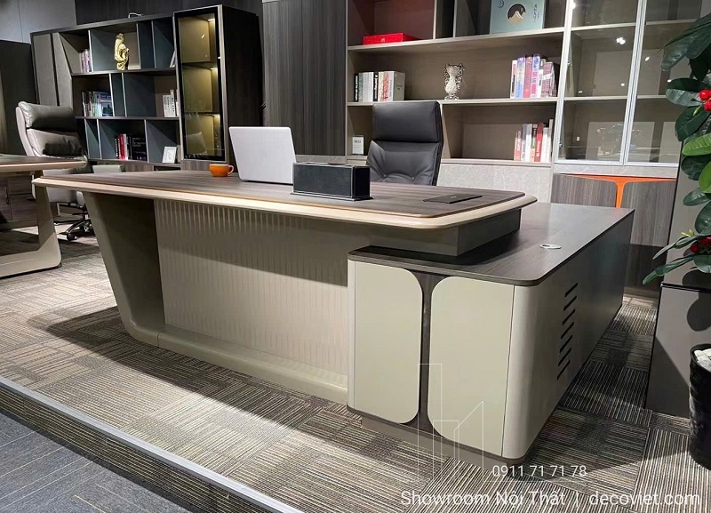 Mẫu bàn giám đốc tone màu trầm tạo cảm giác uy nghi và vững chắc.