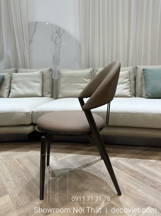 Mẫu ghế ăn cao cấp này đang được trưng bày tại showroom nội thất DecoViet