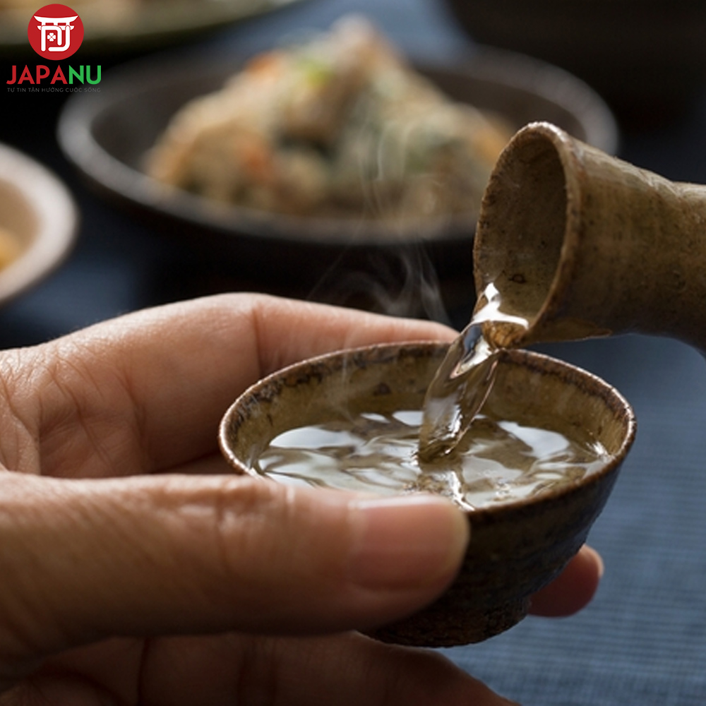 Rượu Sake Vảy Vàng Keiju Junkinpakuiri Futsushu uống nóng