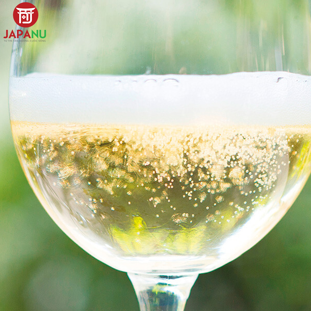 Pha rượu mơ Hamada vảy vàng cùng với soda