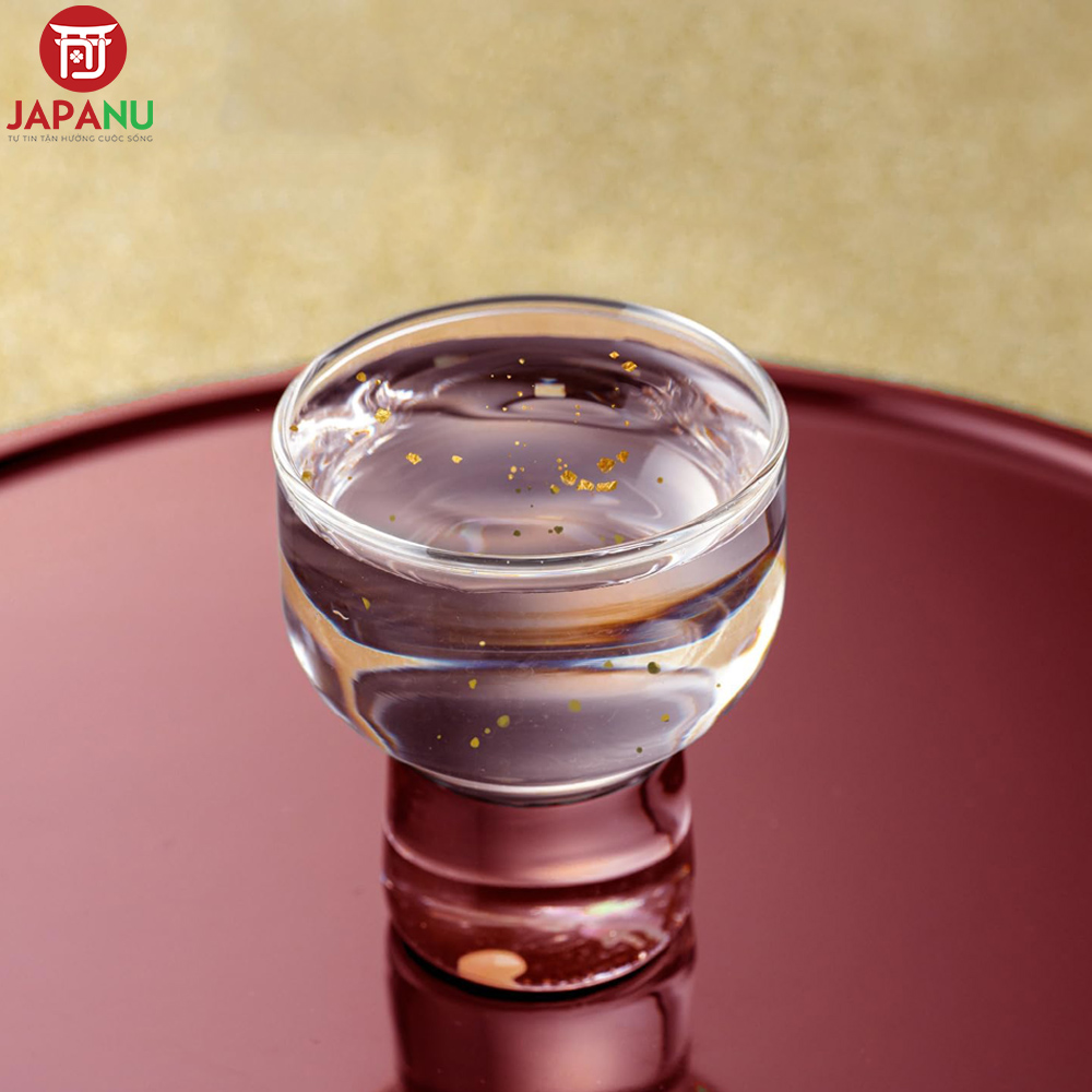 Cách Uống Rượu Sake Vảy Vàng Nihonsakari Keika Junkinpakuiri ở nhiệt độ phòng
