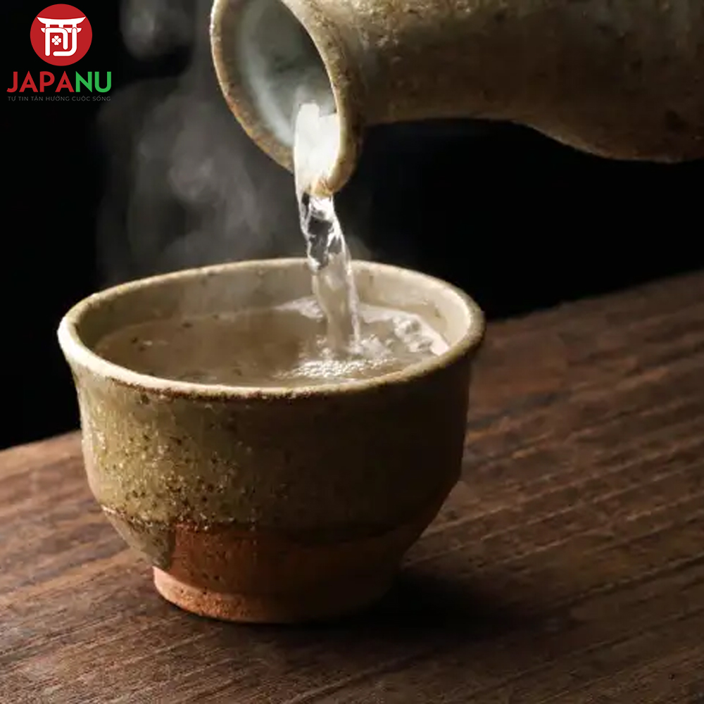 Cách Uống Rượu Sake Hokkan Kachofugetsu Futsushu 1800ml Nhật Bản nóng